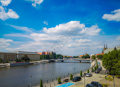 Wroclaw 城市风景与河流 桥梁和阴云的晴天图片