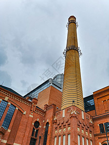 乌云多彩的日落中 在d市修整砖楼的Chimney高清图片