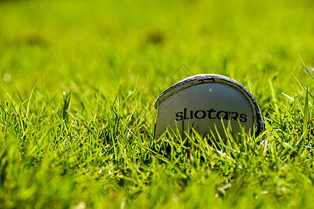 爱尔兰在草场上打猎或球游戏迷彩服运动足球场地草地协会沥青投掷背景图片
