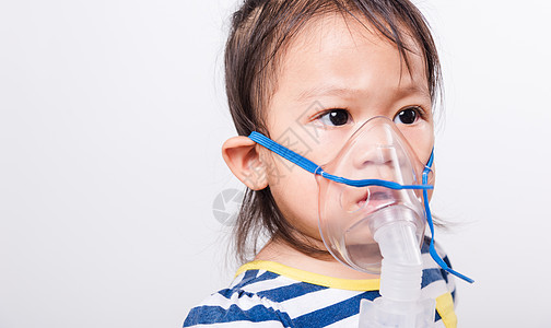近距离的亚洲脸孔 小女婴用蒸汽吸气使她生病疾病哮喘女孩过敏面具流感医生支气管炎呼吸帮助图片