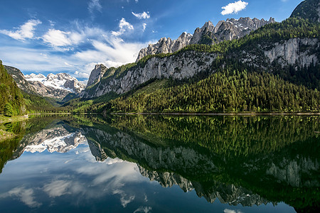 阿尔卑斯山丘的潮季夏季风景全景 其背景是清晰的山湖和新鲜青山草原图片