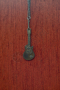 旧生锈的吉他项链复古生锈的吉他项链配饰挂坠盒带子首饰乐器织物拉链金属麦克风木头橙子图片