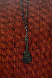 旧生锈的吉他项链复古生锈的吉他项链配饰织物橙子乐器琵琶麦克风木头首饰带子金属挂坠盒图片