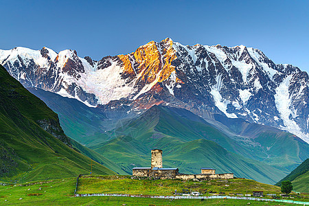 美丽的风景与高山与被照亮的山峰 山湖中的石头 反射 蓝天和日出时的黄色阳光 尼泊尔 与喜马拉雅山脉的惊人场景 喜马拉雅山星星星光图片