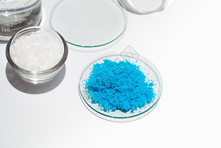 实验室桌上有化装化学成分的化验表蓝色液体疫苗化妆品器皿温泉玻璃化学品科学卫生图片