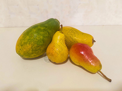 黄水果 木瓜和浅色背景的梨子单果营养素食白色热带饮食水果绿色食物黄色图片