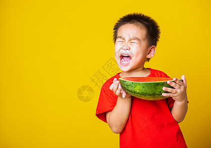 穿着红色T恤运动的笑容 可爱可爱的小男孩小吃童年蔬菜西瓜男人孩子婴儿营养水果食物图片