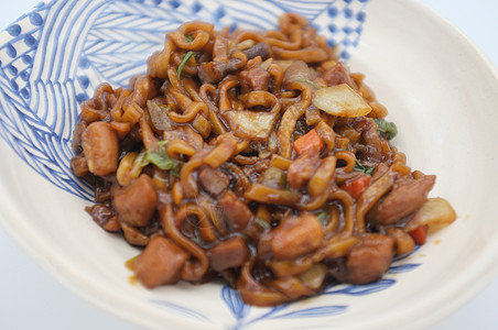 韩国黑豆面或黑酱面菜单设计餐厅大豆烹饪辣椒美味美食盘子桌子图片