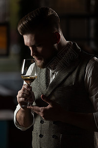 索美利拿杯子的家伙商业玻璃成人服务香气绅士职业酒杯工程师男性图片