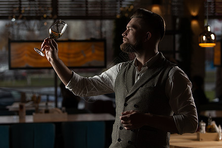 索美利拿杯子的家伙商业侍酒师玻璃职业专案经理食物服务工程师白酒胡子图片