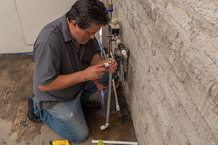 修管的人设备地板工业供水操作检查员房子工作技术工程师图片