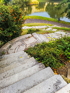 弗罗茨瓦夫市多彩公园的石头楼梯图片