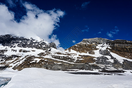 夏日加拿大落基山脉与明蓝的天空和白云形成对比时 暴雪席卷了加拿大的落冰山图片