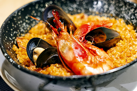 大米和油素材配有马瑞斯科的Paella和Mariscos 一种典型的西班牙传统烹饪菜盘 以海产食品和大米为基础背景