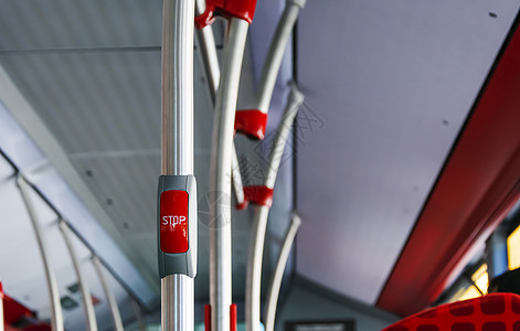 红色按钮可以在公用公共汽车中订出站点图片