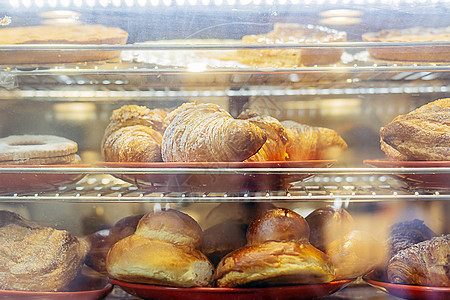 意大利一家大型面包店出售的新鲜羊角面包和其他糕点;图片