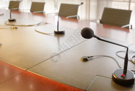 木制桌上的麦克风和会议室中的空椅子座位演讲嗓音办公室扬声器说话会议展示集会报告图片
