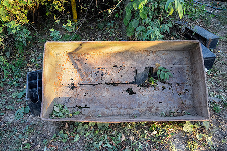 旧生锈的多孔钢槽 生锈的废金属贫困材料乡村地区植物射线腐蚀氧化烟囱划痕图片
