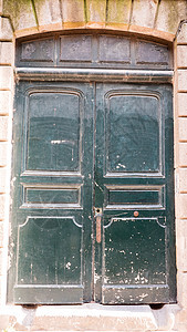 法国圣马洛的传统两片木门用深绿色装饰图片