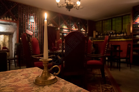酿酒的蜡烛 浪漫主义的象征 这些旧红椅子和酒瓶 带来了良好的气氛图片