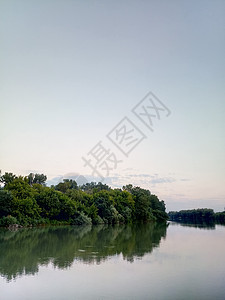 河流地貌 河水流 水面和岸上的树木风景蓝色反射溪流旅行旅游河水植物群场景天空图片