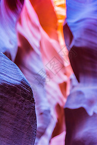 附近纳瓦霍保护区的羚羊峡谷岩石阳光地标侵蚀地质学沙漠洞穴曲线旅游阴影图片