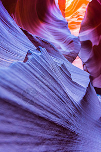附近纳瓦霍保护区的羚羊峡谷砂岩地质学阴影沙漠侵蚀曲线阳光风景洞穴旅游图片