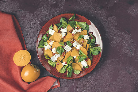 健康沙拉 配有多西蒙 杜塞特乳制品 玉米沙拉叶子橙子蔬菜柿子乳酪美食营养午餐坚果水果图片