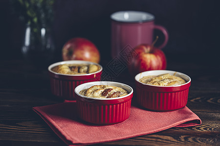 陶瓷烘烤模型中的苹果派 在黑木制桌子上的拉面脆皮食谱厨房水果香料肉桂馅饼甜点烹饪乡村图片