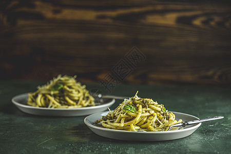 意大利面条意大利面 加辣椒酱和干酪味道草本植物盘子桌子食物香蒜食谱美食刀叉坚果图片