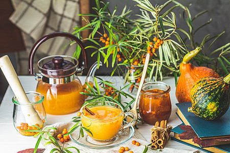 杯子和茶壶热辣茶 与海角 果酱叶子治疗橙子浆果食物药品水果玻璃桌子植物图片