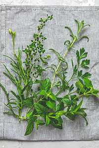 新鲜草药的选择包括迷迭香 百里香收藏香气薄荷香菜香料草本植物香脂植物树叶桌子图片