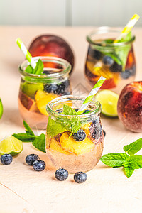 蓝莓和桃子灌水 鸡尾酒 柠檬水或茶浆果食谱冰镇酒会排毒酒杯摄影玻璃薄荷饮料图片