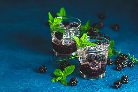 冰冷的夏日白莓和黑莓饮料水果薄荷叶子补品苏打立方体温度乡村紫色果汁图片