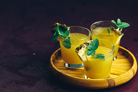 冷鸡尾酒加挤压菠萝汁桌子酒精饮食情调排毒食物玻璃液体稻草果汁图片