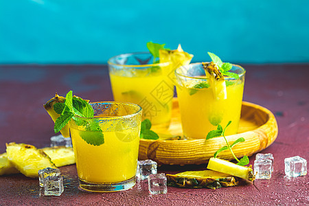 冷鸡尾酒加挤压菠萝汁饮食水果果汁异国稻草桌子星星玻璃饮料食物图片