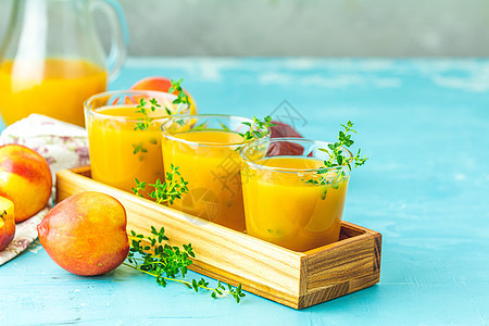 一杯新鲜 健康的桃子冰淇淋或果汁小吃木头奶油牛奶甜点橙子早餐食物饮食玻璃图片