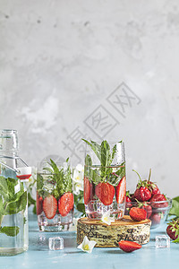 高球眼镜中含有草莓和薄荷的排毒浸水水果汁叶子液体味道玻璃浆果覆盆子草本植物矿物营养图片