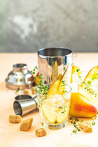 寒冷的夏日鸡尾酒和甜梨子食物香草水果玻璃液体树叶香料百里香派对薄荷图片