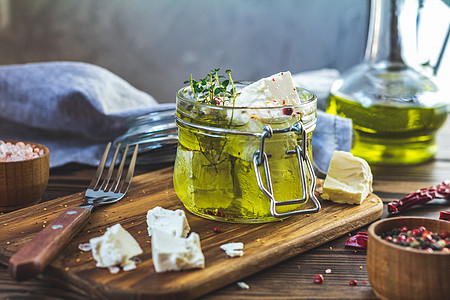 在橄榄油中用新鲜药草在玻璃罐里加鲜果牛奶玻璃盘子香料石板奶制品立方体迷迭香美食食物图片
