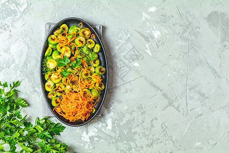 在布鲁塞尔烤芽和红胡萝卜薯片油炸烹饪香料蔬菜灰色食谱饮食豆芽盘子绿色图片