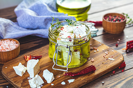 玻璃罐子橄榄油中被白奶酪食物沙拉盘子迷迭香玫瑰玻璃罐厨房餐厅草药小吃图片