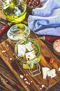 玻璃罐子橄榄油中被白奶酪玫瑰桌子熟食食物产品玻璃罐美食饮食餐厅农民图片