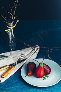 简单的Paleo风格色调甜点梨星星八角食物糖浆烹饪沙漠水果餐厅紫色盘子图片