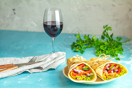 传统的中东零食配有葡萄酒食物法士面包牛肉蓝色午餐洋葱捐赠者小吃胡椒图片