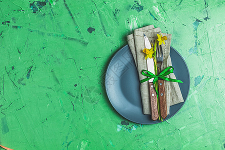清空蓝色盘子和餐具 纸巾上贴有水仙风格菜单大理石刀具银器乡村标签服务餐巾环境图片
