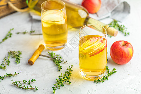 自制有机苹果苹果苹果酒瓶和杯子桌子节日食物水果收成香料生物饮料酒吧烹饪图片