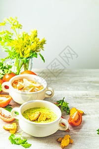 蔬菜汤加胡萝卜 鸡蛋和鸡 蘑菇奶油厨房面包午餐木头美食洋葱香菜烹饪盘子桌子图片