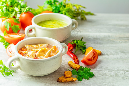 健康的蔬菜和豆类汤概念食物勺子美食盘子木板木头厨房面包洋葱蘑菇图片