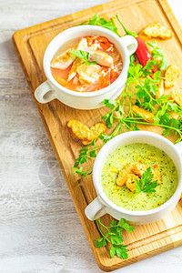 健康的蔬菜和豆类汤概念勺子烹饪厨房美食木头面包蘑菇香菜盘子午餐图片